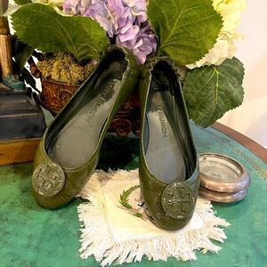 Tori Burch Minnie Travel Ballet Flat-Patent Leather Millitaire Size 7 EUC
